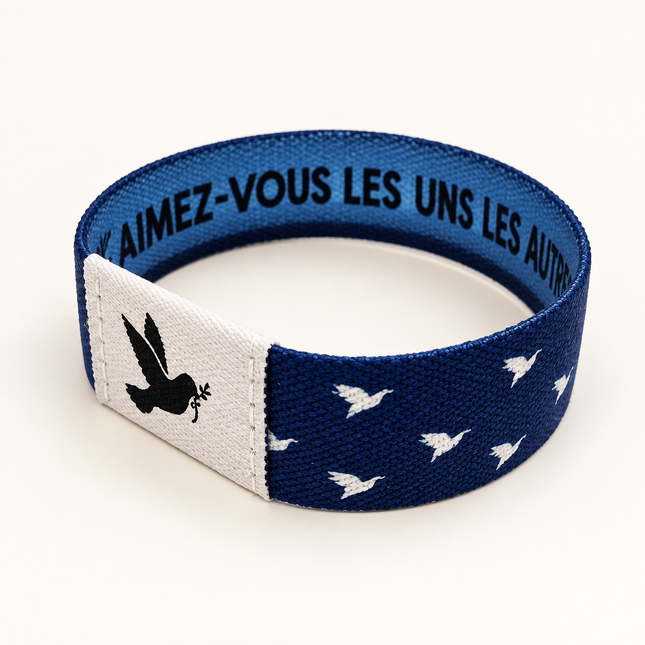 Bracelet Bible Band bleu et blanc Aimez-vous les uns les autres : Vue de trois quarts — colombes